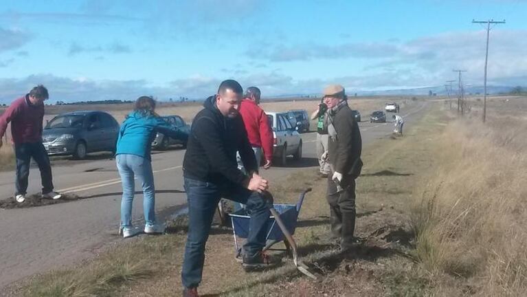 Una cuadrilla vecinal tuvo que salir a tapar baches