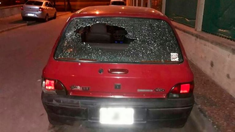 Una de las balas impactó en la parte de adentro del techo del auto.