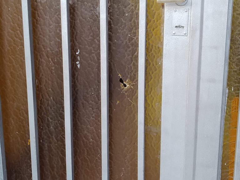 Una de las balas impactó en una puerta.