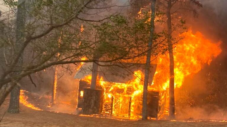 Una de las cabañas de Potrerillo devoradas por el fuego.