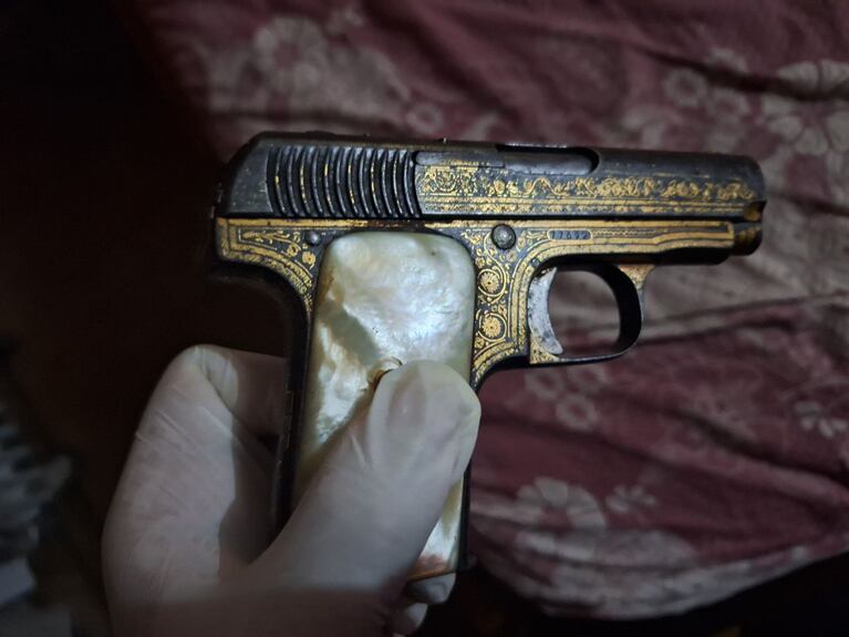 Una de las cuatro armas que encontraron en la casa del hombre.