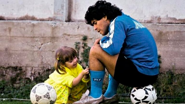 Una de las emotivas fotos de Diego Maradona junto a su hija Dalma.