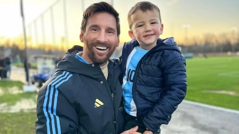 Una de las imágenes del pequeño Luca junto al capitán argentino.