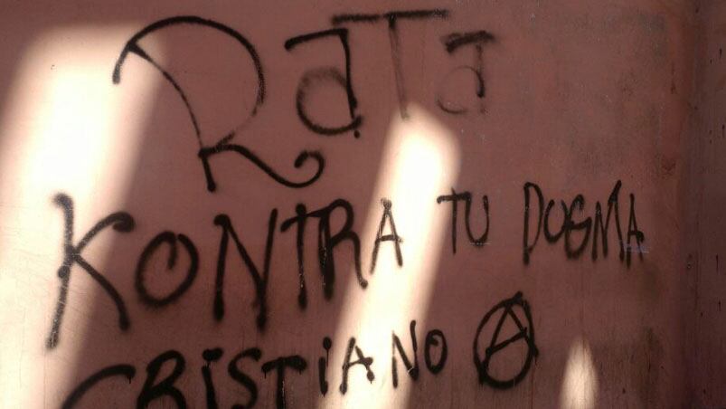 Una de las paredes de la iglesia Santo Domingo fue pintada con aerosol. Foto: Karina Vallori/ElDoce.tv