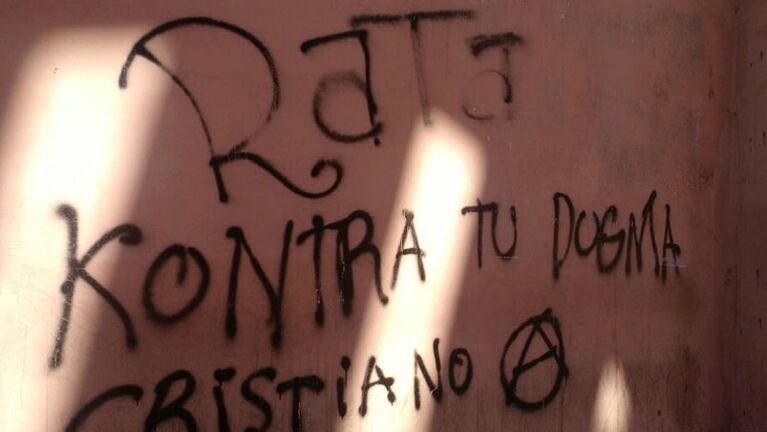 Una de las paredes de la iglesia Santo Domingo fue pintada con aerosol. Foto: Karina Vallori/ElDoce.tv