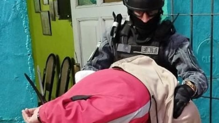 Una de las personas detenidas en el marco de los allanamientos en San Vicente.