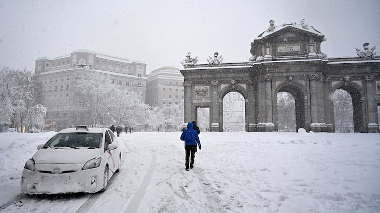 Una de las postales de la nevada histórica en Madrid. Foto: AFP.