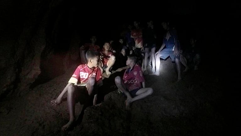 Una de las primeras fotos de los niños que esperan ser evacuados de la cueva.