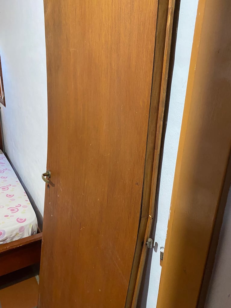Una de las puertas destrozadas en el robo.