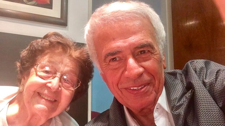 Una de las recordadas postales del ex gobernador y su madre.