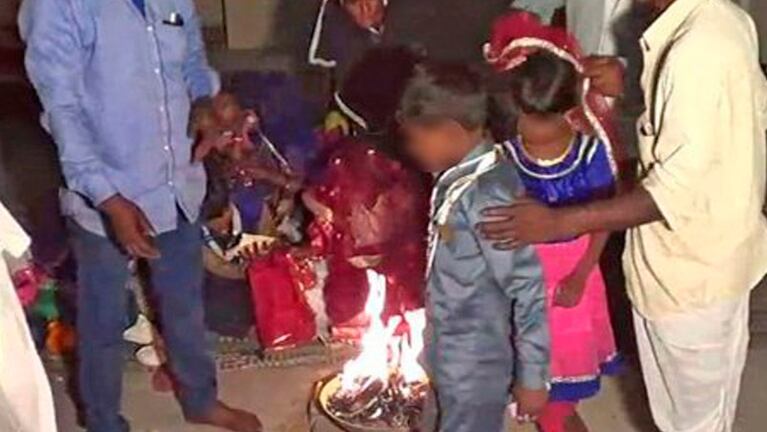 Una de las tantas parejas de niños que fueron forzadas a contraer matrimonio.