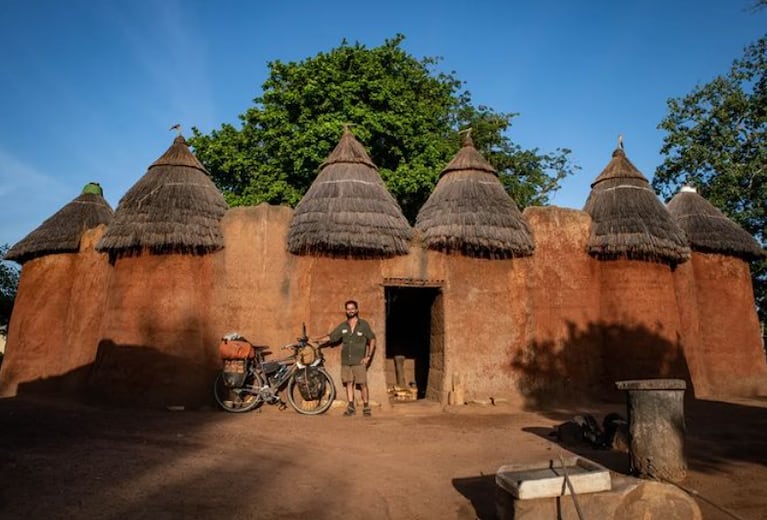 Una de las últimas fotos de Bettolli y su bicicleta en Benin.