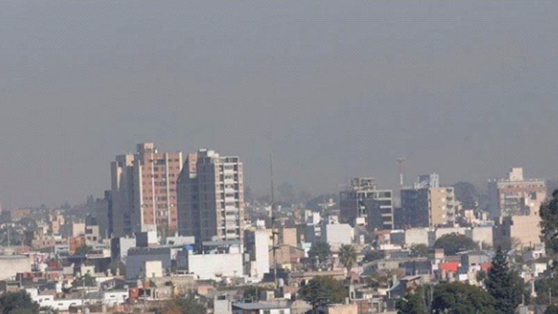 Una densa capa de smog cubrió el cielo cordobés.