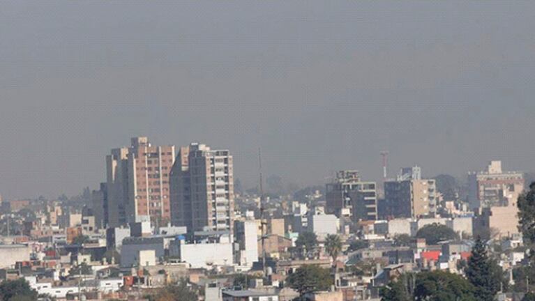 Una densa capa de smog cubrió el cielo cordobés.