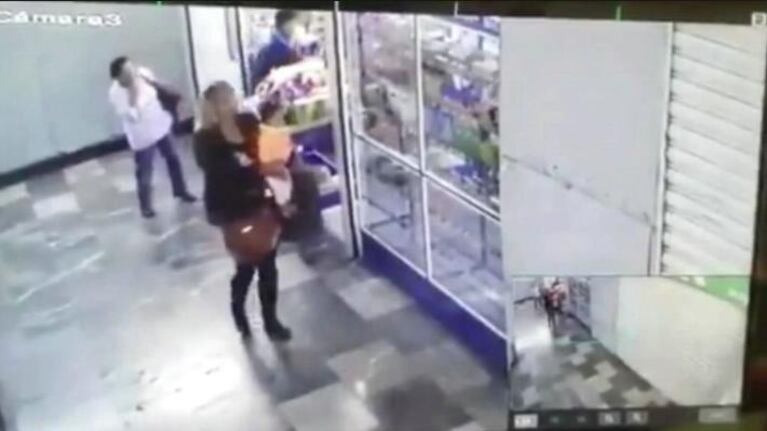 Una desconocida se llevó a la beba en brazos y quedó grabada.