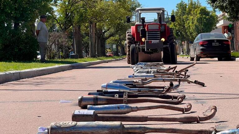Una enorme máquina aplastó los caños de escape en la calle.