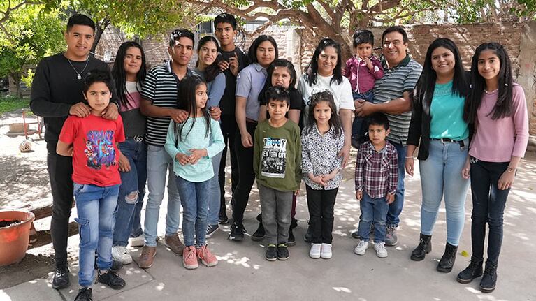 Una enorme y hermosa familia de Quilino. Foto: Lucio Casalla/El Doce.