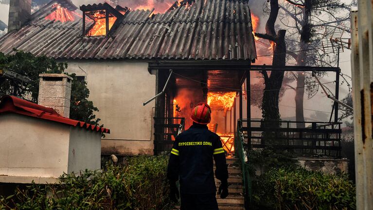 Una escena macabra sorprendió a los bomberos que entraron a una casa con 26 cadáveres en Grecia.