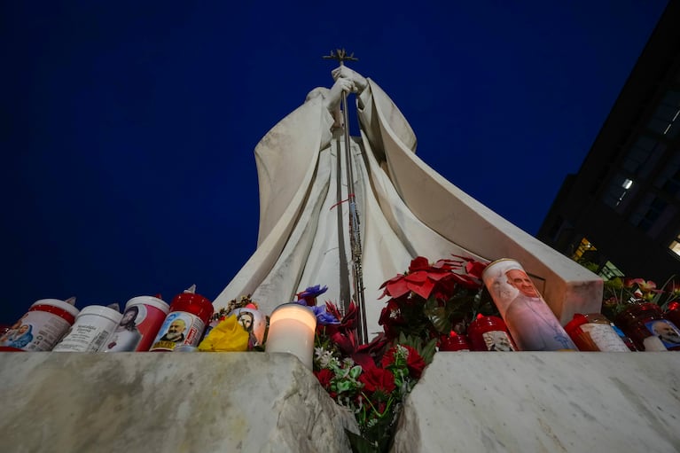 Una estatua del papa Juan Pablo II, en el exterior del policlínico Agostino Gemelli, en Roma, el 19 de febrero de 2025, el centro donde el papa Francisco está hospitalizado desde el 14 de febrero. (AP Foto/Andrew Medichini)