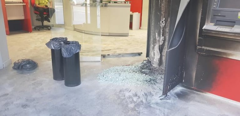 Una explosión destruyó un cajero automático en un banco del centro
