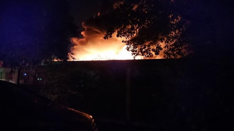 Una fábrica de colchones se prendió fuego en Córdoba