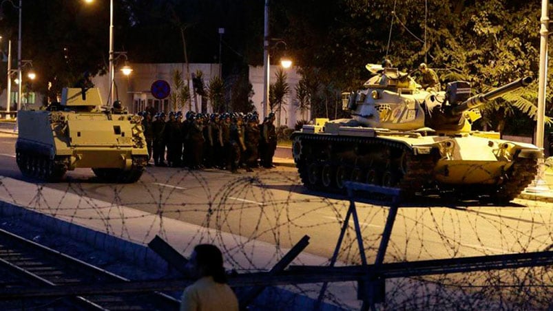 Una facción del Ejército tomó las calles de Ankara y Estambul.