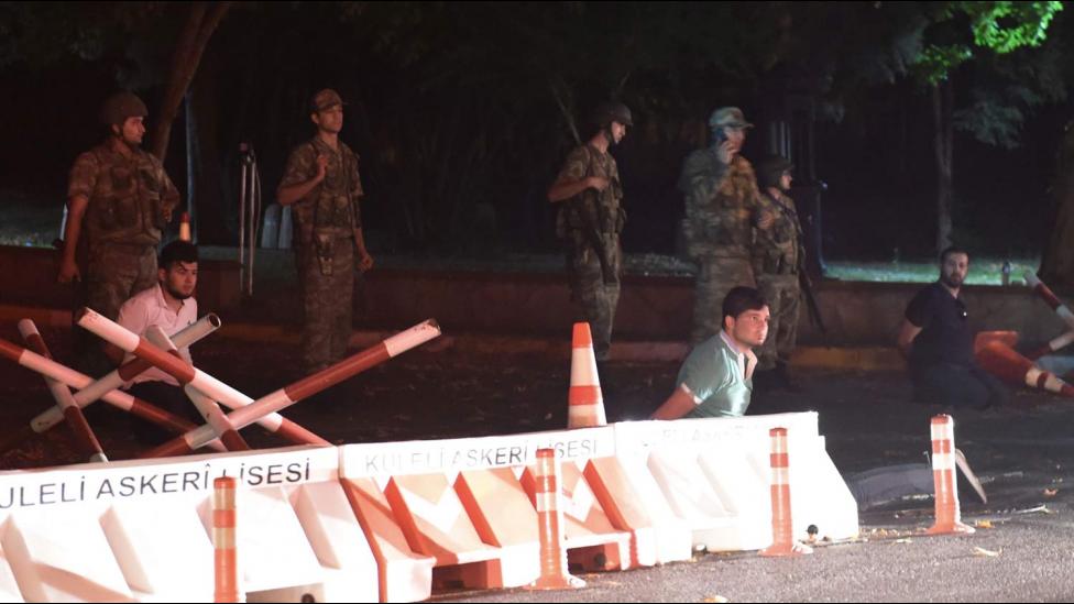 Una facción del Ejército tomó las calles de Ankara y Estambul.