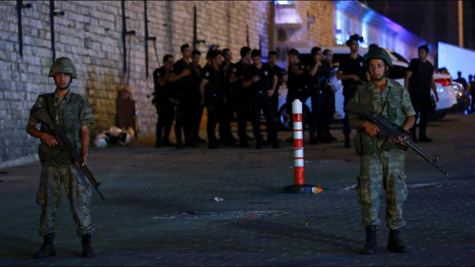 Una facción del Ejército tomó las calles de Ankara y Estambul.