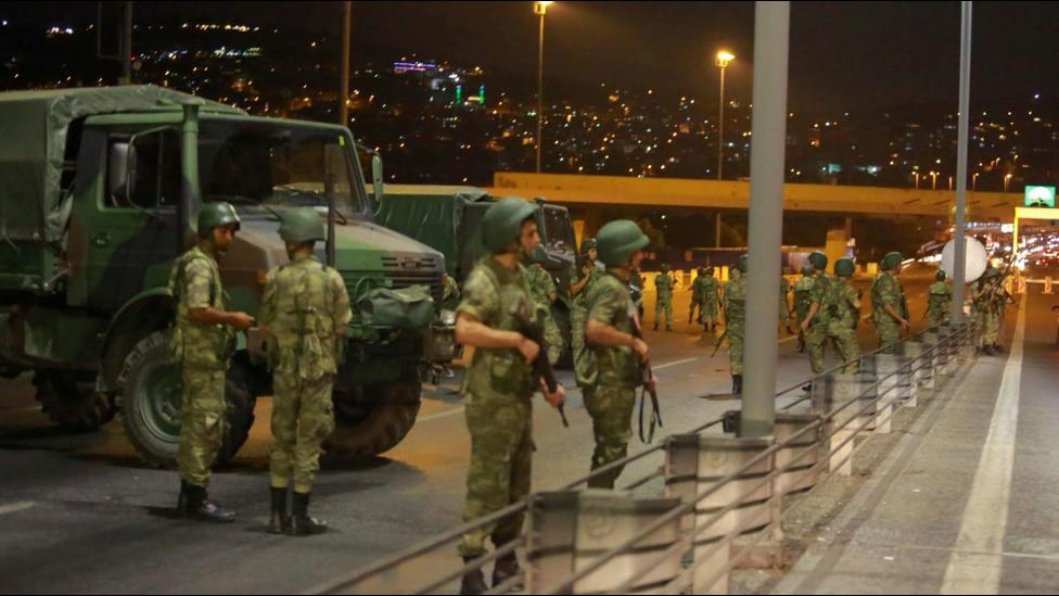 Una facción del Ejército tomó las calles de Ankara y Estambul.