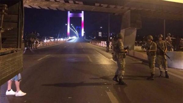 Una facción del Ejército tomó las calles de Ankara y Estambul.