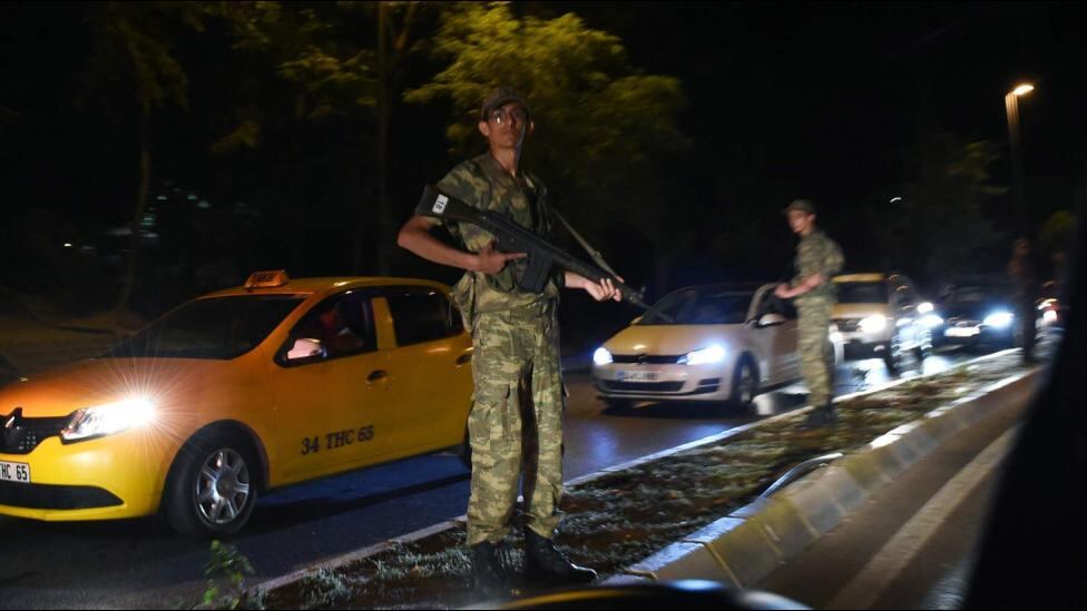 Una facción del Ejército tomó las calles de Ankara y Estambul.