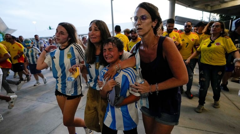 Una familia de hinchas argentinos que resultaron heridos al intentar ingresar a ver la final. (Foto: AP)