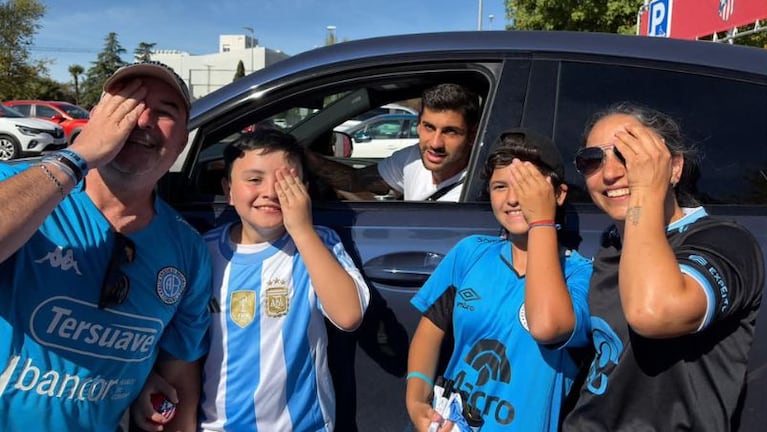 Una familia de hinchas de Belgrano se sacó fotos con el Cuti Romero en el entrenamiento del Atlético de Madrid.