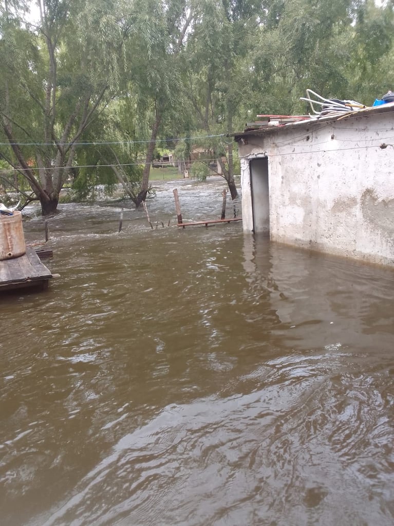 Una familia de La Calera sufrió grandes pérdidas materiales por las inundaciones.