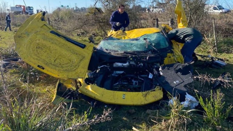 Una Ferrari amarilla despistó y terminó incrustada en un campo: no había conductor y hay misterio