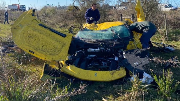 Una Ferrari amarilla despistó y terminó incrustada en un campo: no había conductor y hay misterio