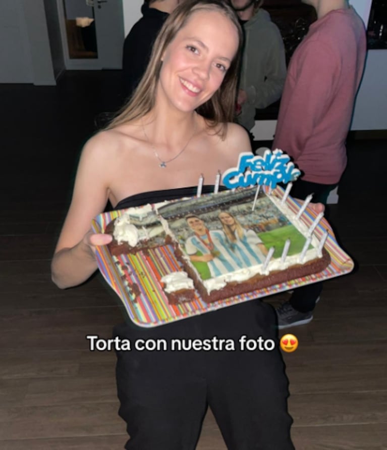 Una ferviente seguidora de Julián Álvarez festejó su cumpleaños con una temática del delantero de la Selección argentina. (Foto: TikTok/@belumariscotti)