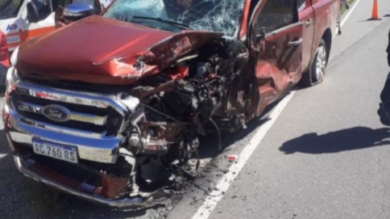 Una Ford Ranger intentó una maniobra y chocó contra un Toyota Etios. 