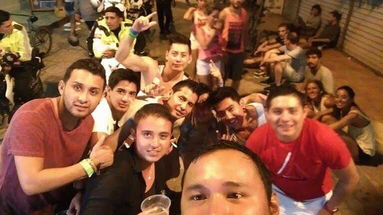 Una foto clave de las chicas mendocinas con un misterioso joven.