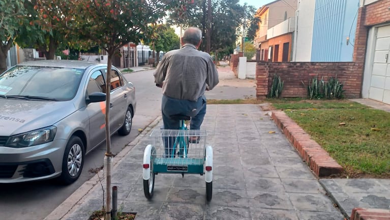 Una fundación juntó el dinero y le regaló la bici. Foto: Julieta Pelayo/El Doce.