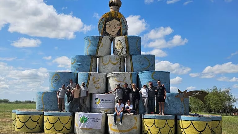 Una gigante Virgen María de alfalfa.