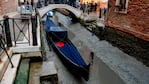 Una góndola encallada en el barro en un canal de Venecia. Foto: AFP