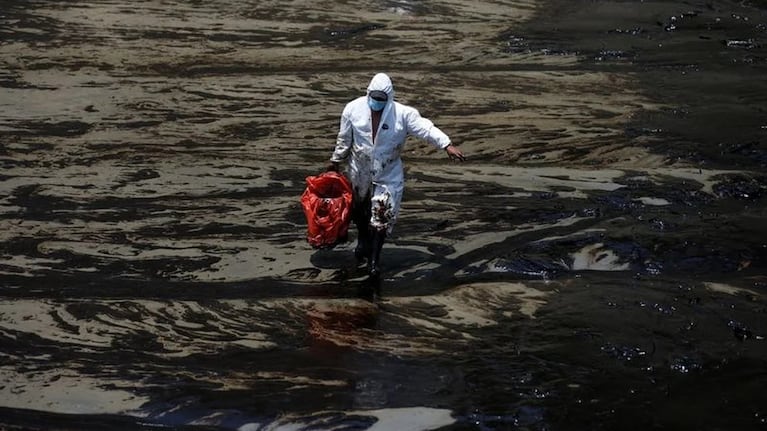 Una gran cantidad de petroleo fue derramada en una playa de Perú.