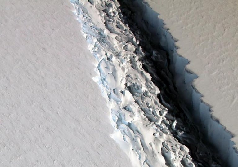 Una grieta gigante atraviesa la Antártida y preocupa