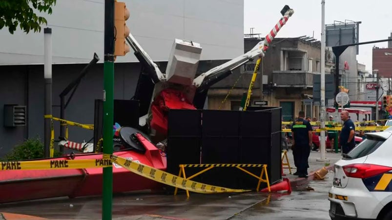 Una grúa cayó sobre una mujer en silla de ruedas en Montevideo. 