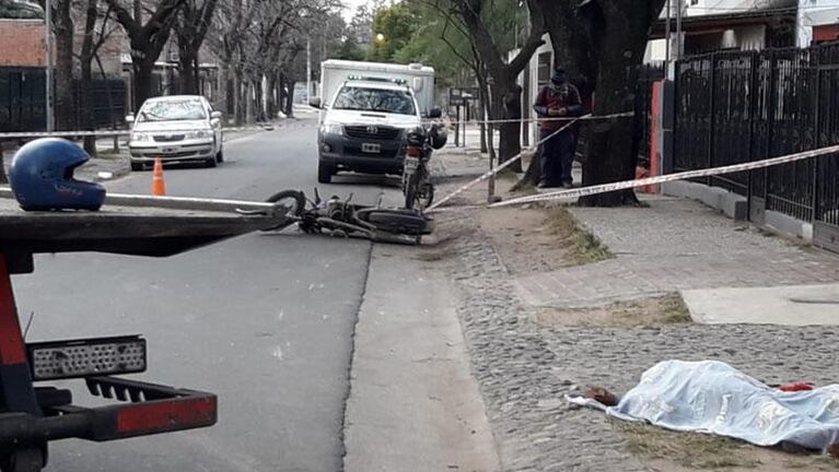 Una grúa hizo marcha atrás y mató a un motociclista en Villa Belgrano