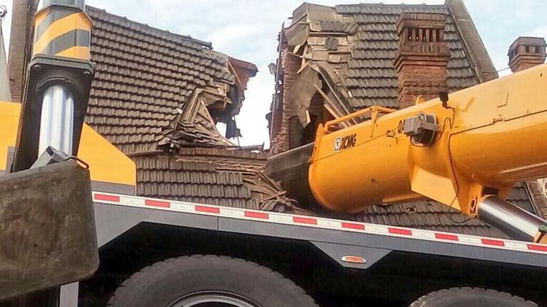 Una grúa se cayó y partió al medio una casa