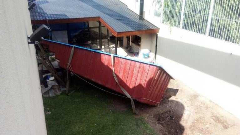 Una grúa se cayó y partió al medio una casa