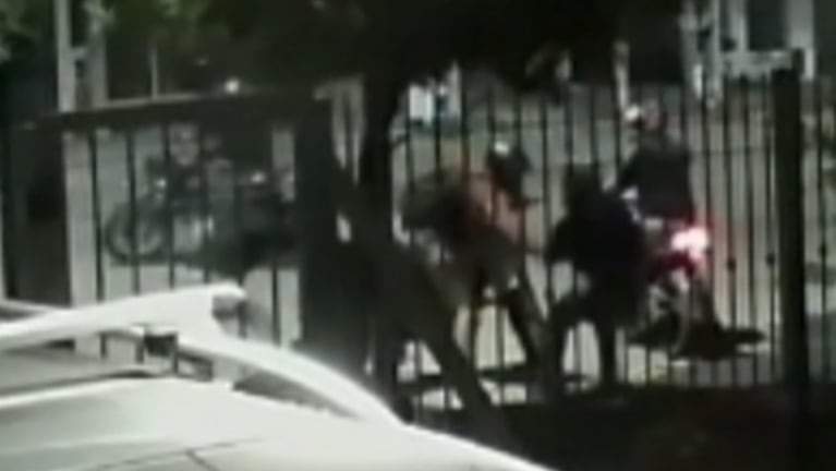 Una horda de motochoros atacó a una adolescente en barrio Residencial América.