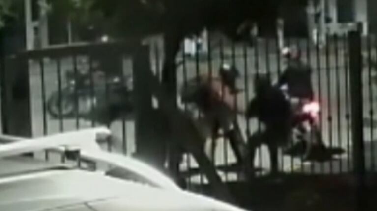 Una horda de motochoros atacó en barrio Residencial América.